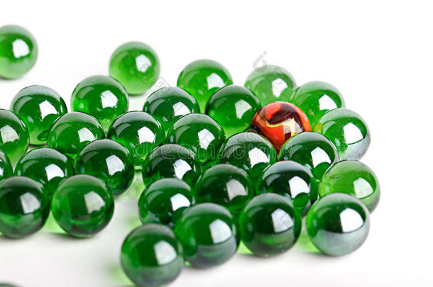 一组绿色玻璃弹<strong>珠</strong>和一个<strong>橙色</strong>