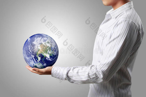 地球仪在他手中，地球图片由美国宇航局提供。