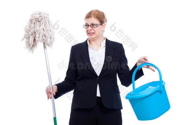 不开心恶心的女商人打扫卫生