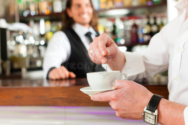 咖啡师和客户在他的咖啡厅或咖啡厅