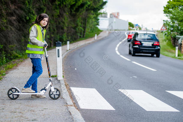 女孩会过马路