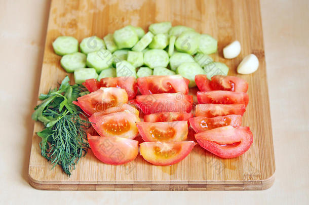 用<strong>青菜切</strong>西红柿和黄瓜