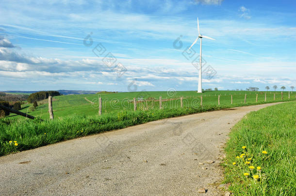 乡村道路和风力发电机的生态景观