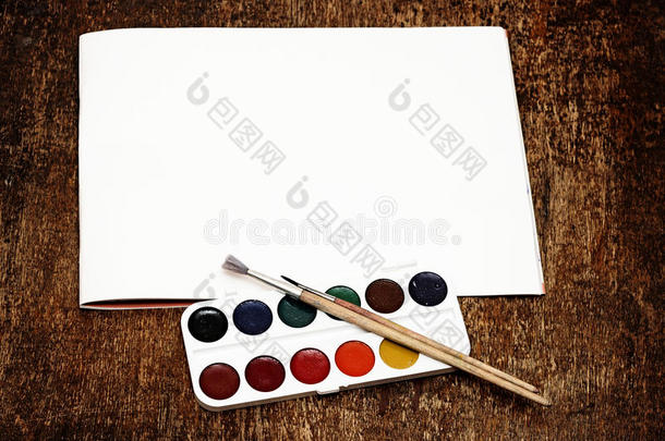 一套用于绘画和纸张的艺术颜料和画笔