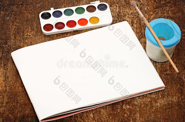 一套用于绘画和纸张的艺术颜料和画笔