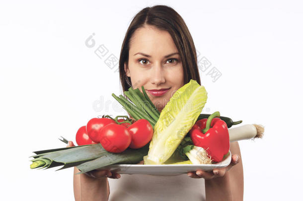 拿着一盘新鲜蔬菜的年轻女子