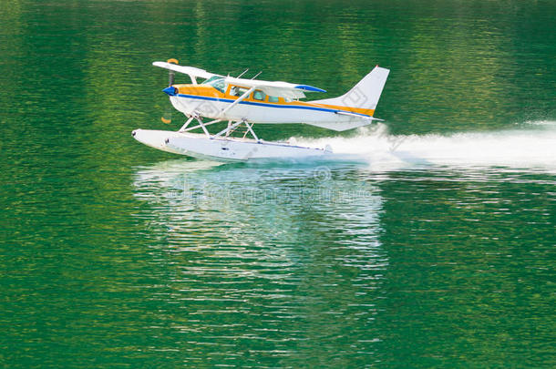 飞机<strong>水上</strong>飞机在平静的湖<strong>水上</strong>起飞