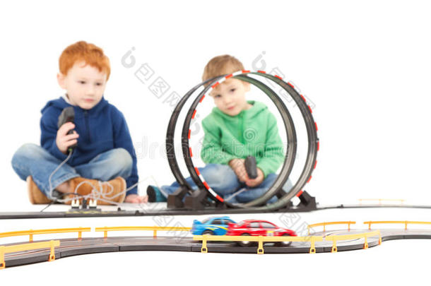 坐着玩儿童赛车玩具车游戏