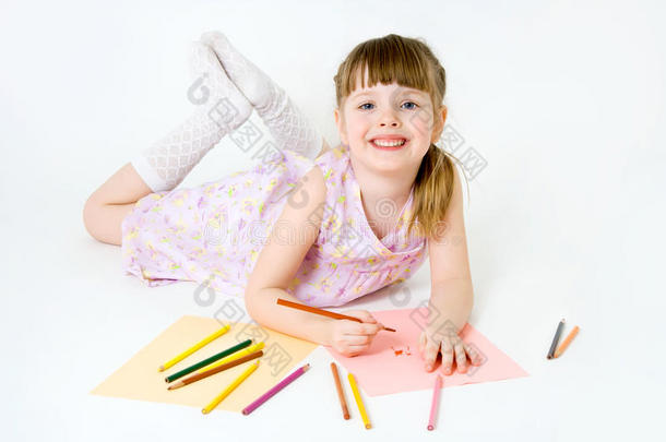 可爱的孩子用彩色蜡笔和微笑画画