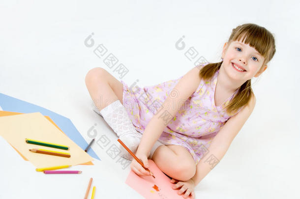 可爱的孩子用彩色蜡笔和微笑画画