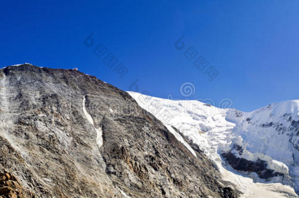 古特穹顶和双峰