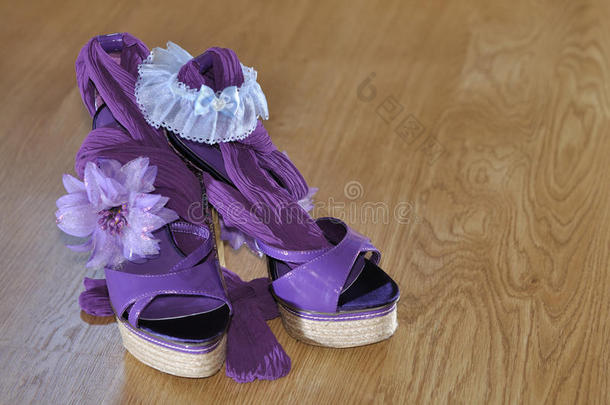 紫罗兰色高跟鞋，带花边和吊袜带