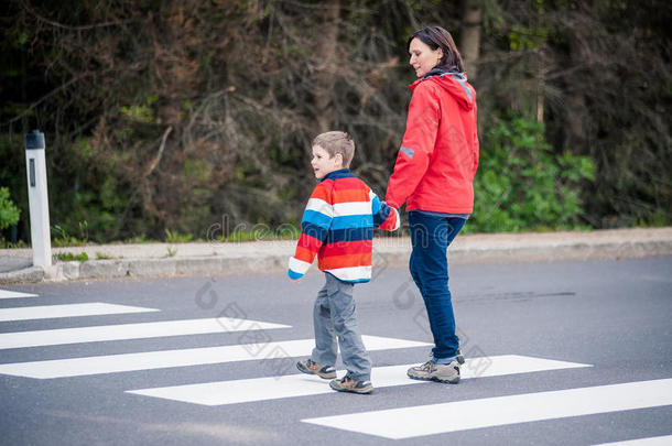 母子过马路