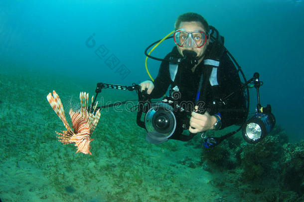 水下摄影师和狮子鱼