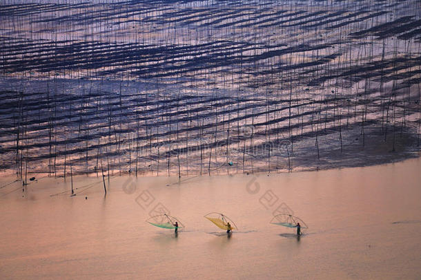 海滩瓷器中国人渔民钓鱼