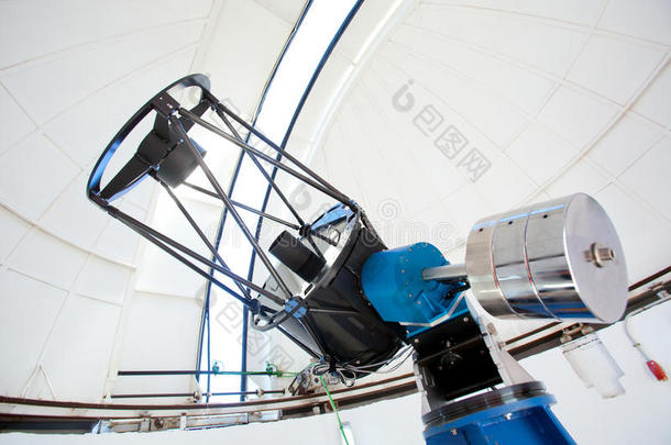 穹顶中的天文观测望远镜