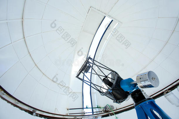 穹顶中的天文观测望远镜