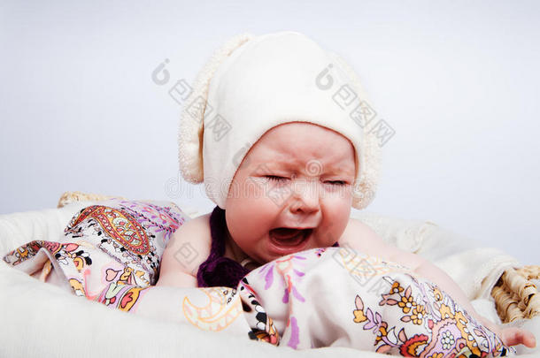 戴帽子的可爱婴儿大声哭喊