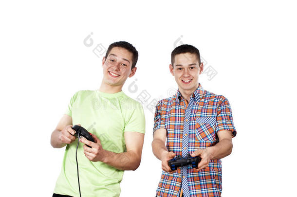 两个人在操纵杆上玩电脑游戏