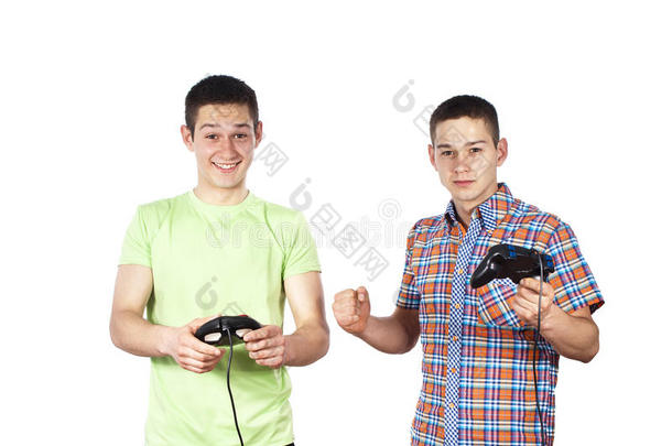 男孩子们玩电脑游戏