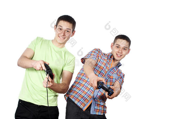 男孩子们玩电脑游戏