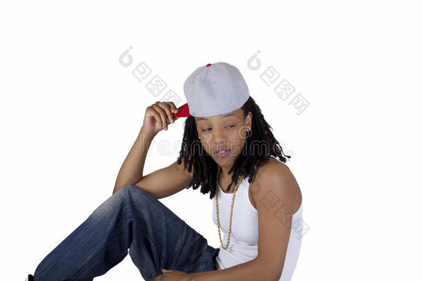 年轻黑人女子棒球帽白衬衫