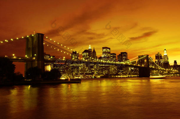 纽约日落时分的布鲁克林大桥和曼哈顿