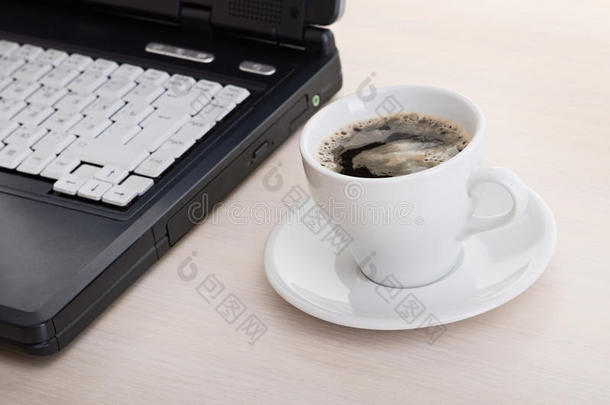 带一杯咖啡和<strong>笔记本</strong>的<strong>笔记本</strong>电脑