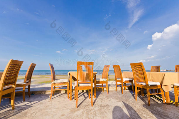 蓝天海边桌椅