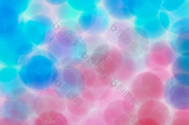水中微小的粉色和蓝色球
