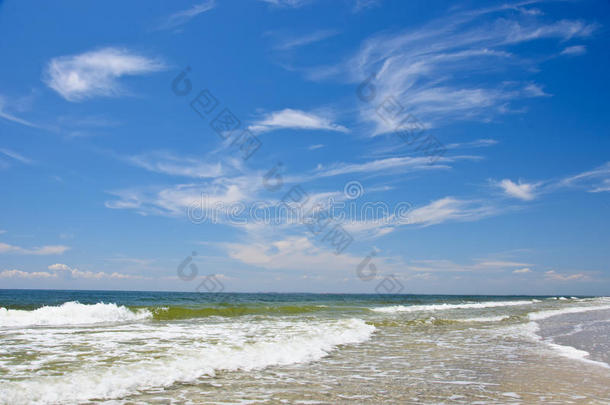海浪和云彩笼罩着海滩和大海