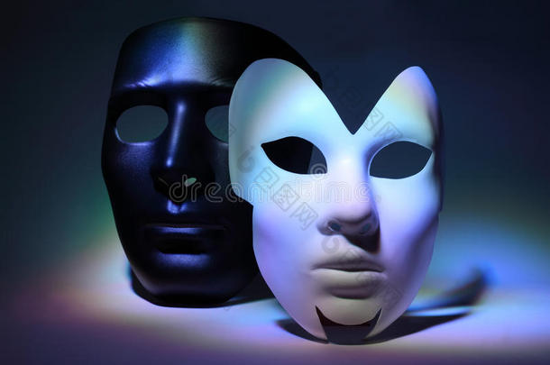 白色正装面具和黑色面具