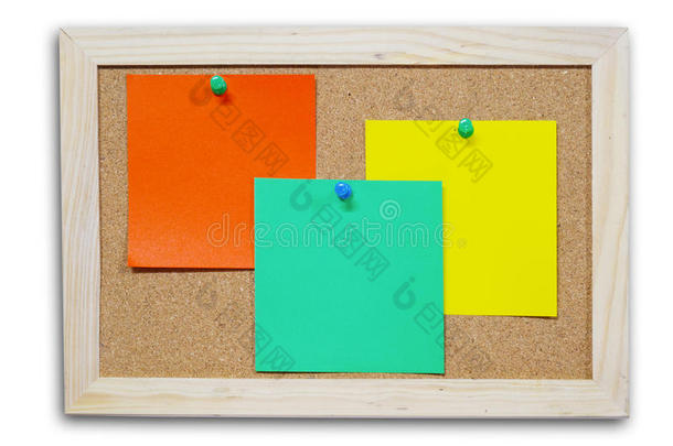 软木板上的彩色纸，用于文本和ba隔离