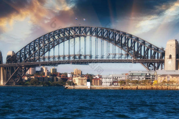 悉尼海港大桥上的壮观天空