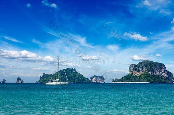 有游艇和岛屿的海洋。泰国