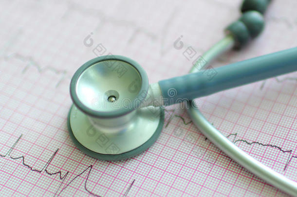 心脏病学符号听诊器和心电图