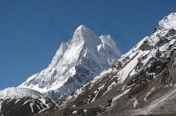 neelkanth峰，前景为冰碛