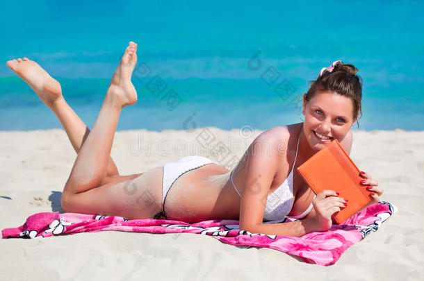 一个年轻女子正在海滩上放松