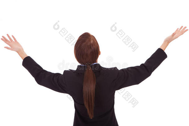 一个女商人举起双手的背影