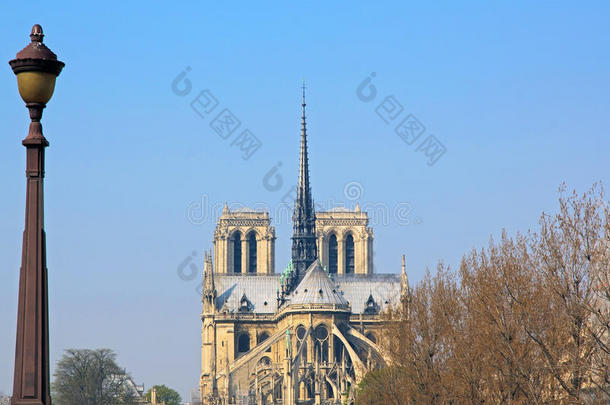 巴黎圣母院，从巴黎的一座桥上看