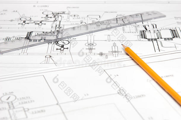铅笔和尺子与未包装的图纸相对