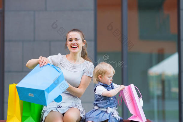 母亲和孩子购物后检查购物