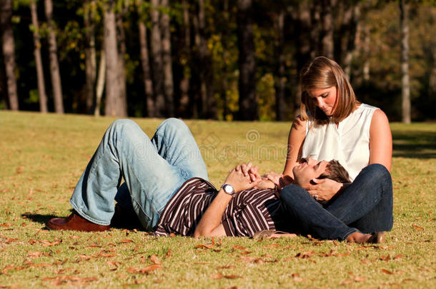 恋爱中的年轻夫妇在公园里共度一个充满爱的时刻