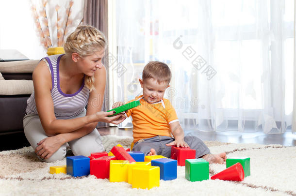 妈妈和小男孩在室内一起玩耍