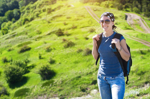 旅游业。在山上徒步旅行的年轻女子