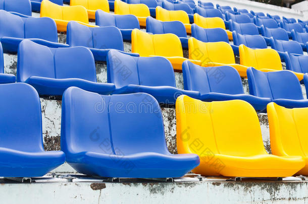 蓝色和黄色的空塑料座椅