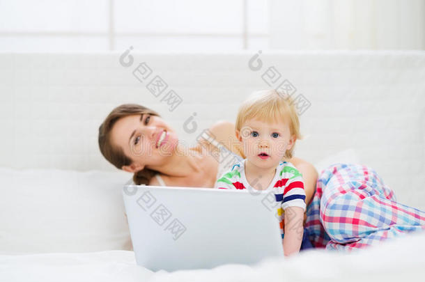 妈妈和惊<strong>喜宝宝</strong>用笔记本电脑