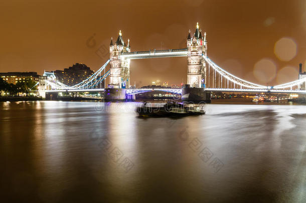 雨<strong>夜</strong>中的伦敦塔桥