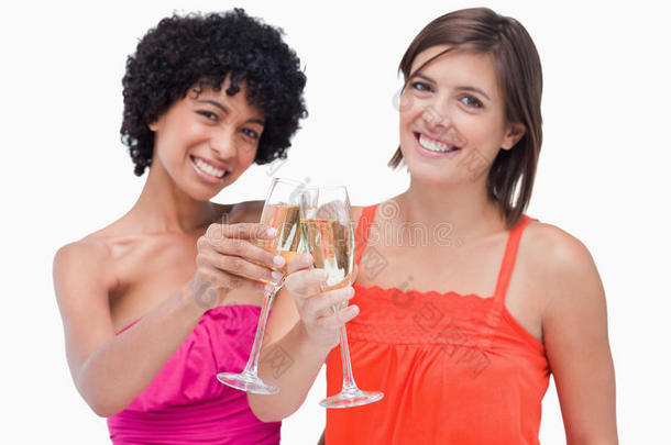 女人们用碰杯香槟庆祝一个活动