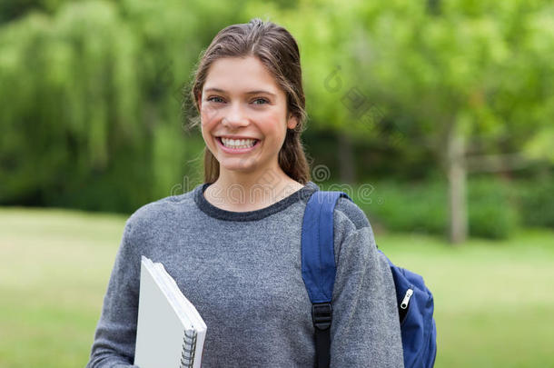 带着笔记本从学校回来的成年人